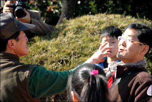 전두환 전 대통령의 고향마을인 합천군 율곡면 내천리에 어린이들이 도착하자 한 주민이 나와 항의하면서 한중권(오른쪽) 참교육학부모회 경남지부장의 얼굴을 향해 손을 뻗고 있다. 